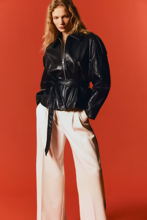 Пальто из обтягивающей ткани с завязками