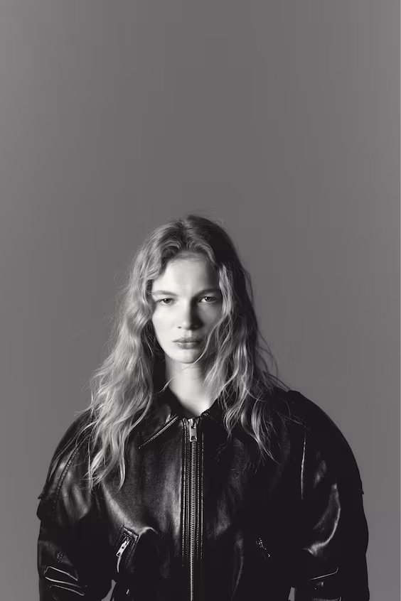 Пальто из обтягивающей ткани с завязками