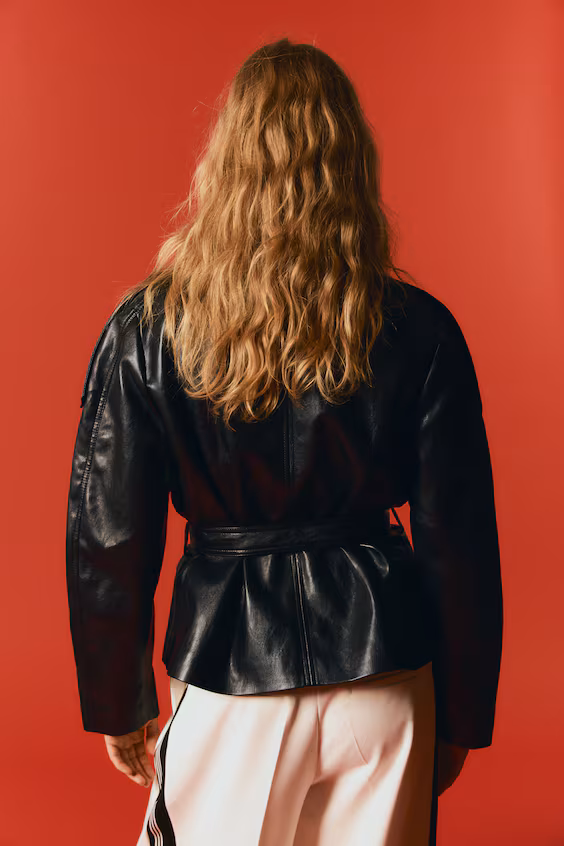 Пальто из обтягивающей ткани с завязками