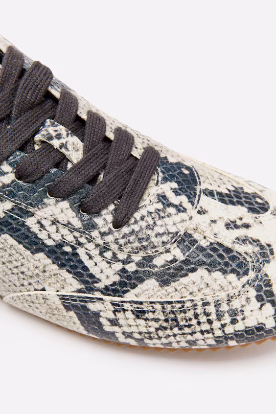 Кроссовки из кожи