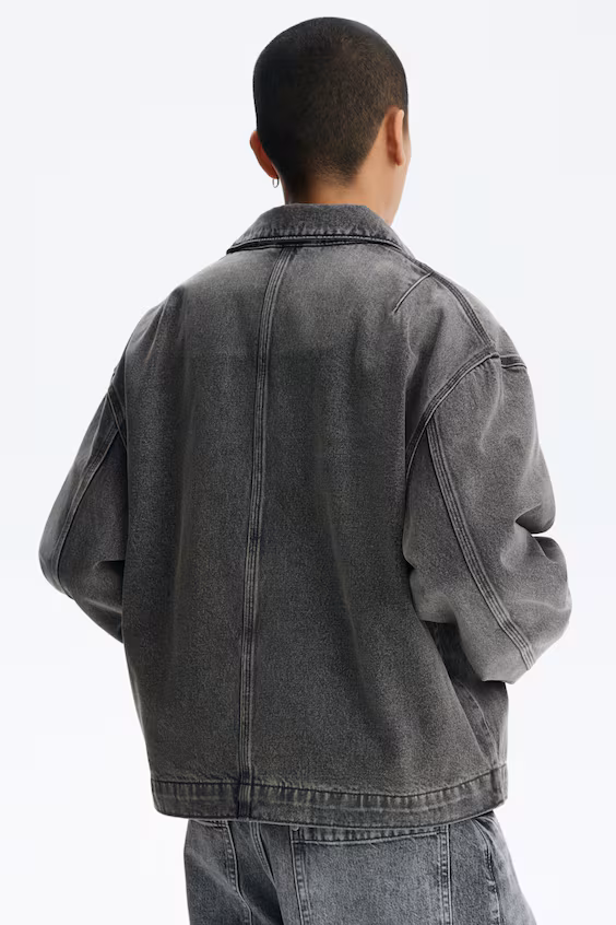 Джинсовая куртка в стиле oversized