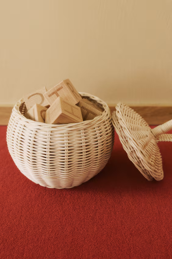 Маленькая корзина для хранения из ротанга
