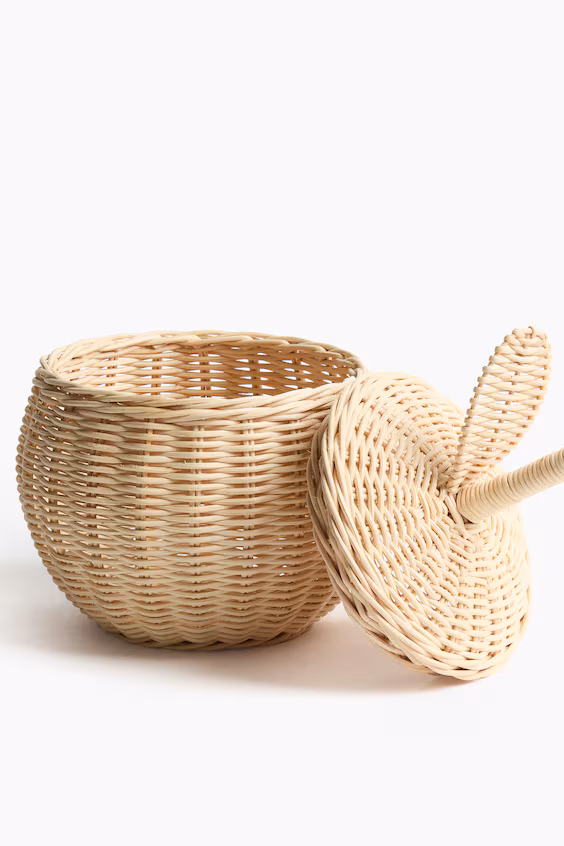 Маленькая корзина для хранения из ротанга