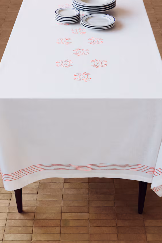 Скатерть из льняной смеси с вышивкой