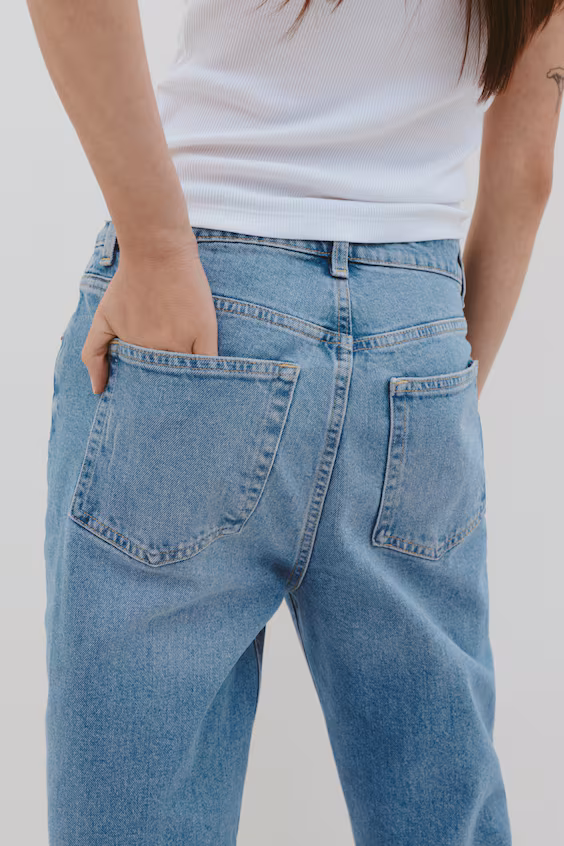 Джинсы mom slim fit с высокой талией и укороченным низом