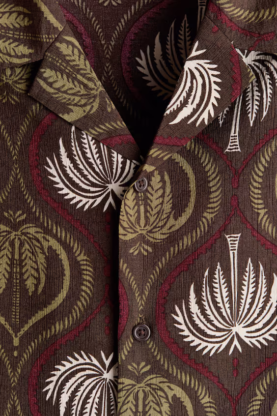 Рубашка комфортного кроя с темно-коричневым принтом