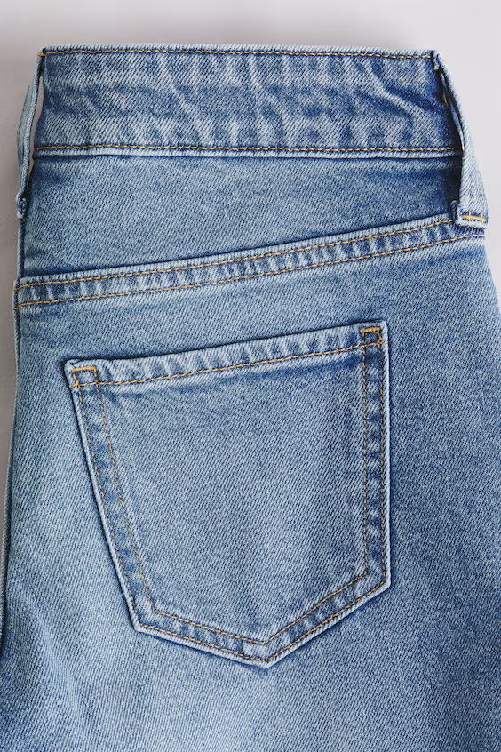 Джинсы baggy fit с расклешенными штанинами