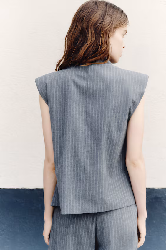 Жилет с высоким воротником