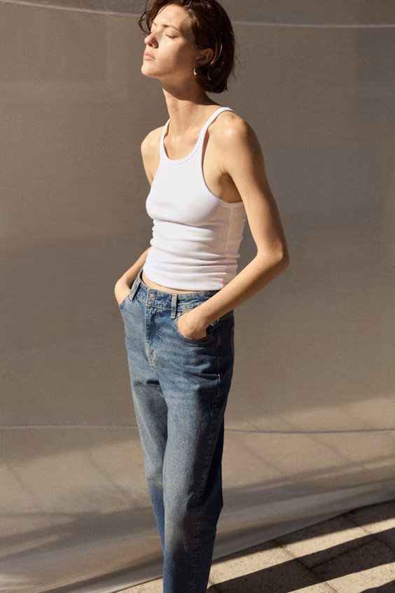 Джинсы mom slim fit с высокой талией и укороченным низом