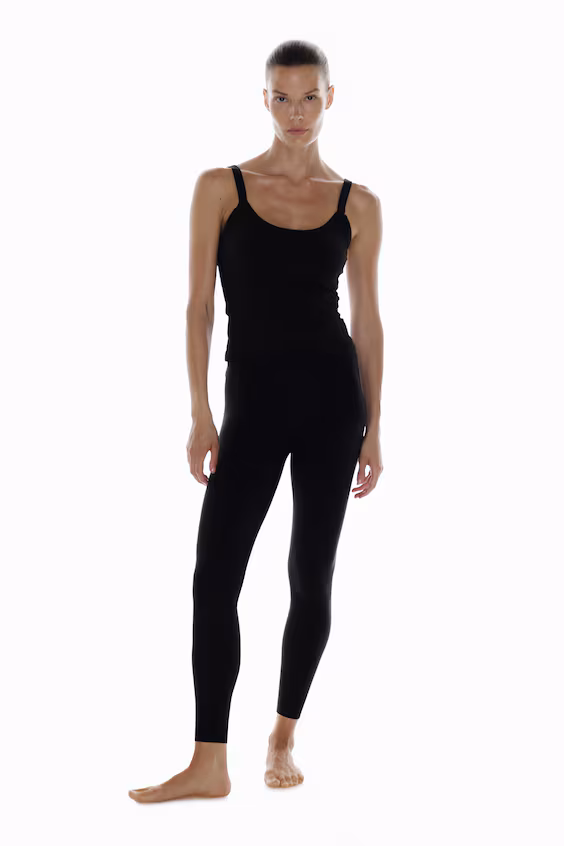 Спортивный топ с технологией softmove™ и встроенным бюстгальтером