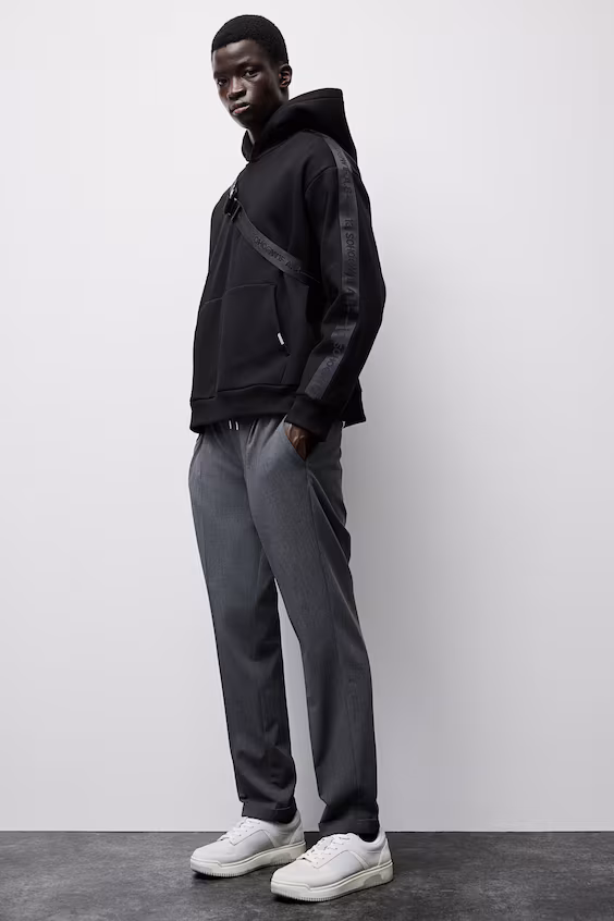 Кофта с капюшоном и боковыми полосами свободного кроя