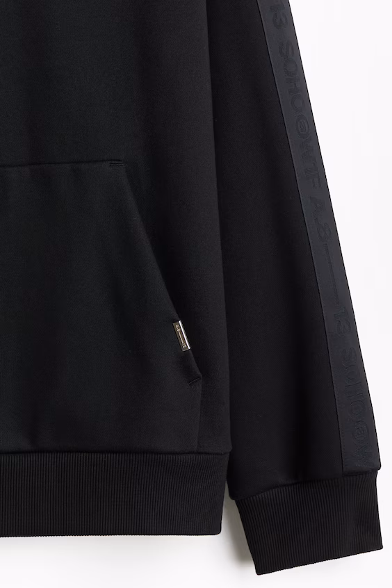 Кофта с капюшоном и боковыми полосами свободного кроя