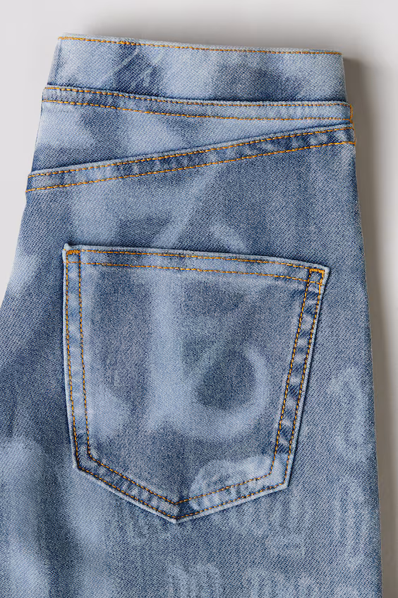 Широкие брюки с видом джинсы