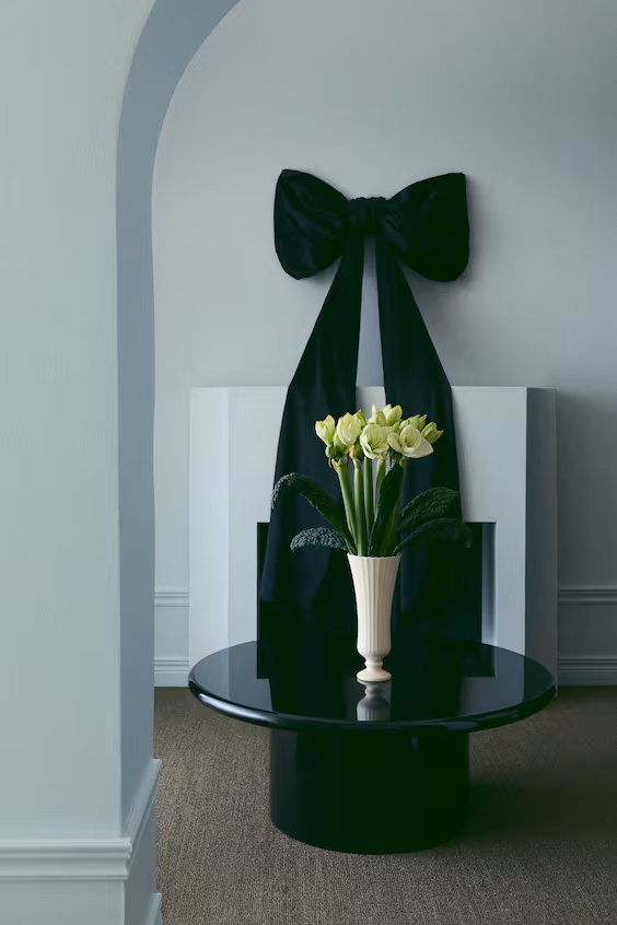 Высокий кувшин из терракоты с рифленой поверхностью