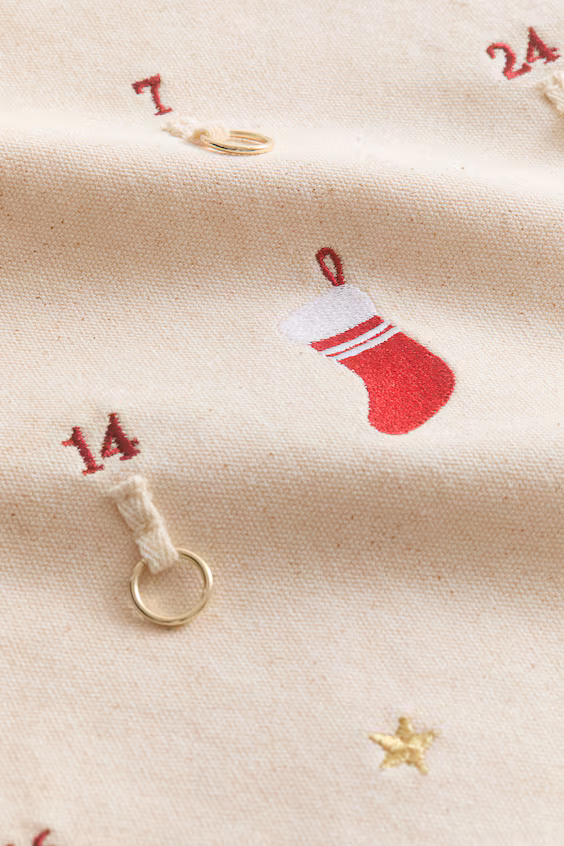 Подвесной адвент-календарь с вышивкой h&m