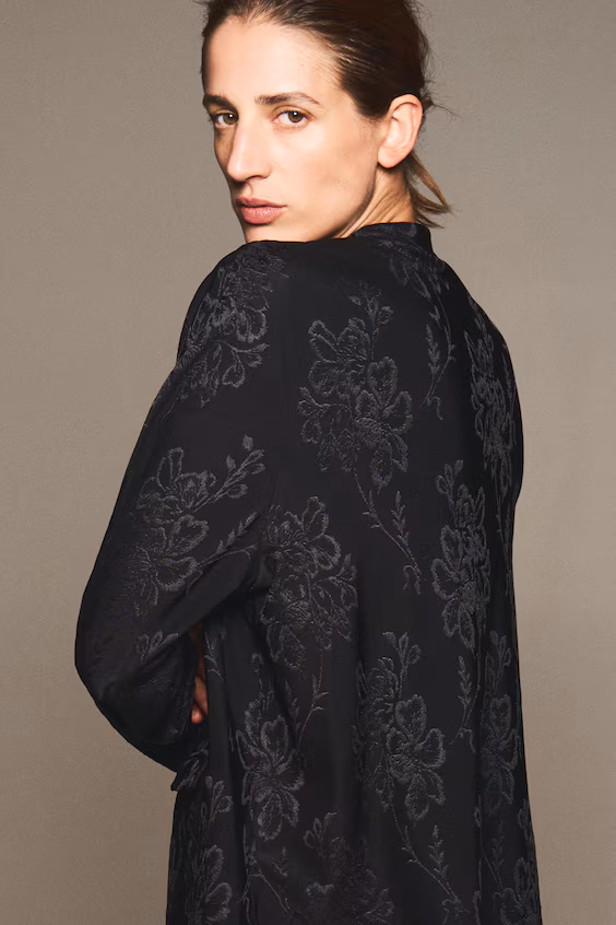 Жаккардовое джерси с пуговицами в виде узлов