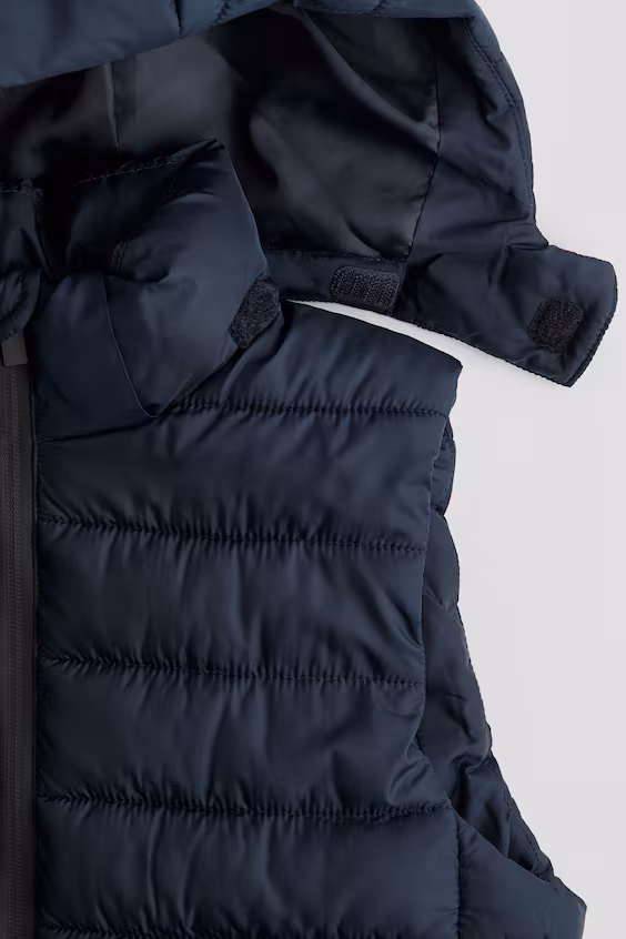 Стеганый жилет с капюшоном