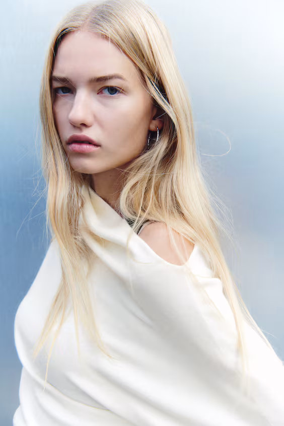 Джемпер с рукавами летучая мышь и открытым плечом