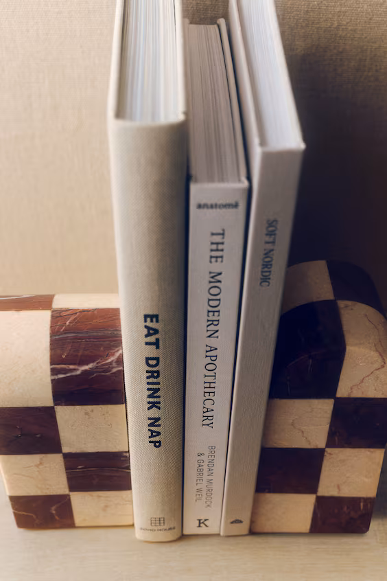 Подставка для книг из мрамора