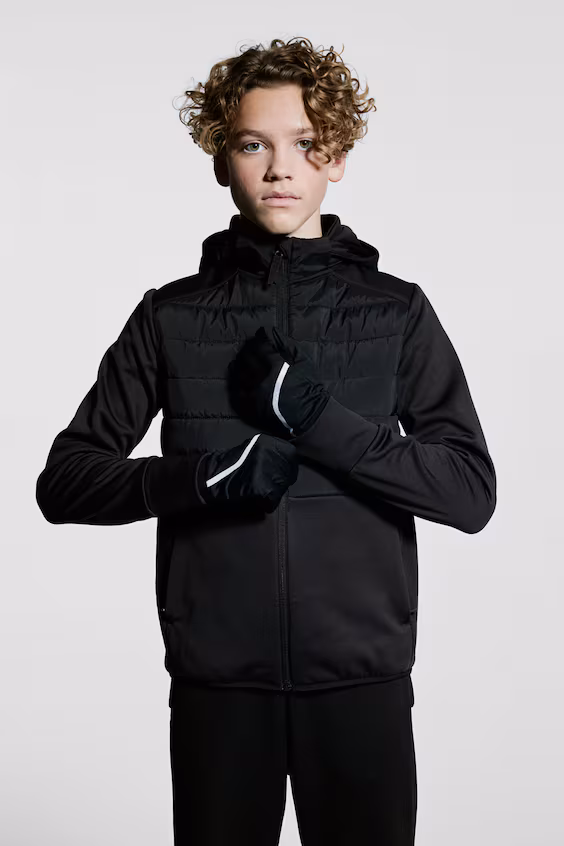 Аккуратная спортивная куртка с наполнителем