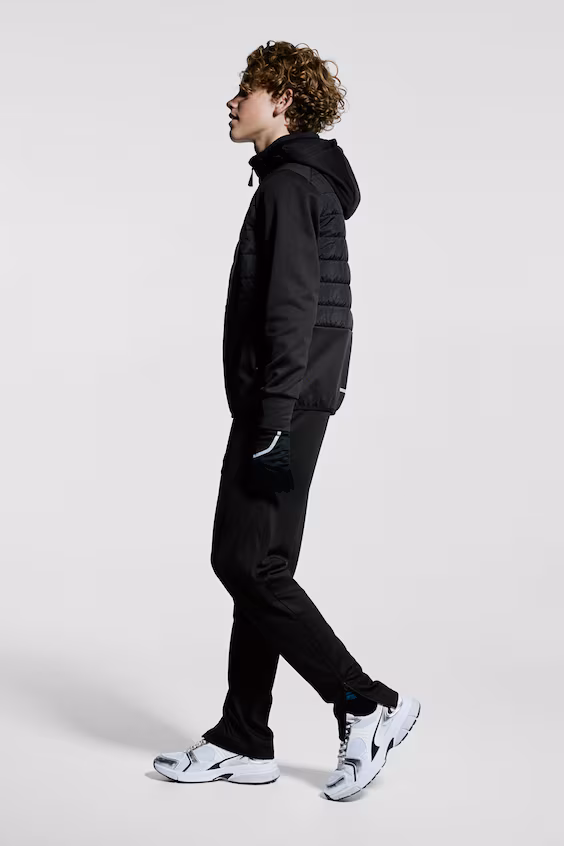 Аккуратная спортивная куртка с наполнителем