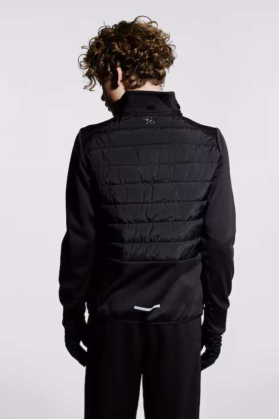 Аккуратная спортивная куртка с наполнителем
