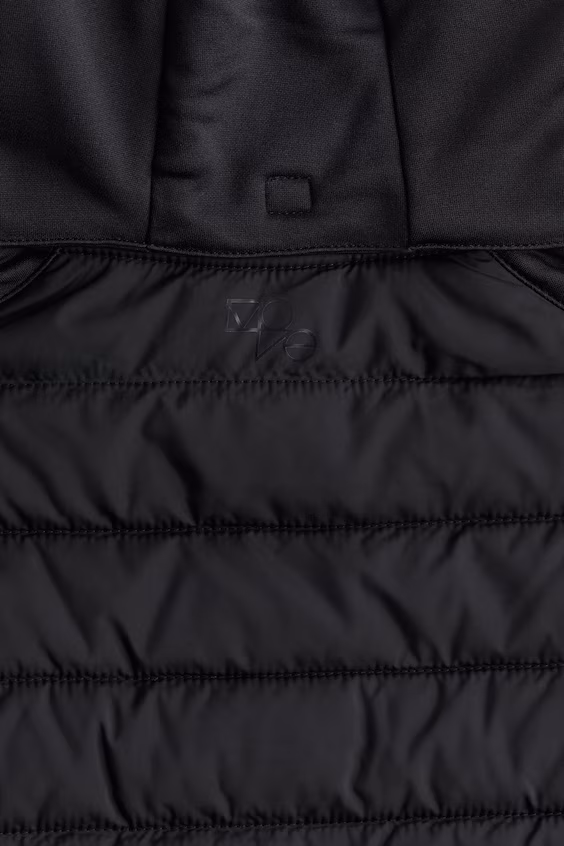 Аккуратная спортивная куртка с наполнителем