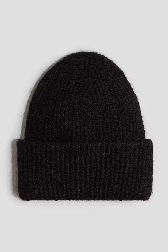 Шапка из мягкой рубчиковой вязки
