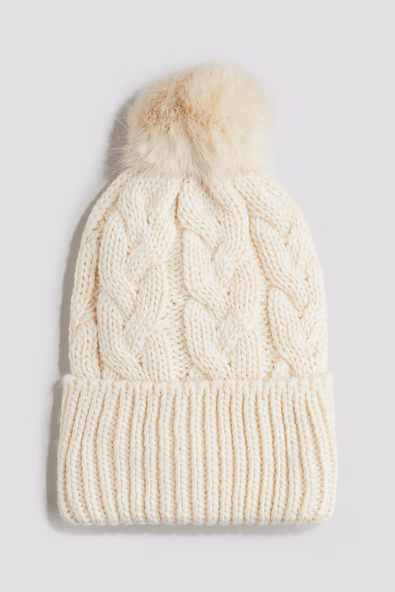 Шапка из плетеной мягкой вязаной ткани с помпоном