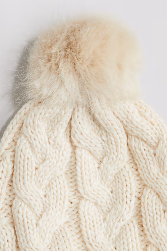 Шапка из плетеной мягкой вязаной ткани с помпоном