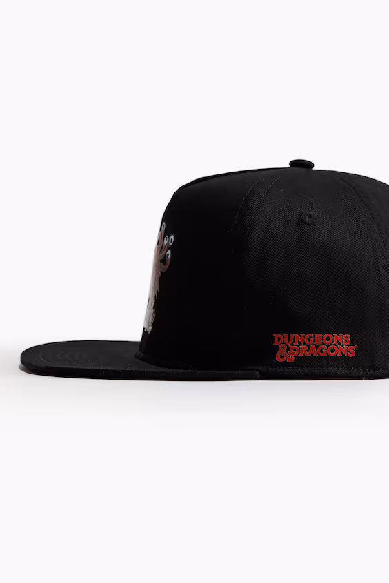 Кепка с накладным узором