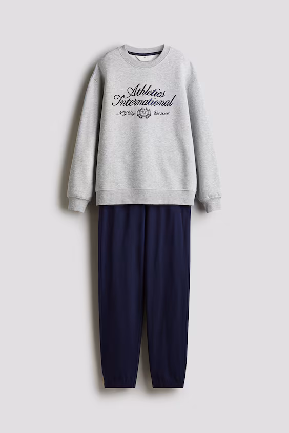 Комфортабельный комплект свитшота и джоггеров