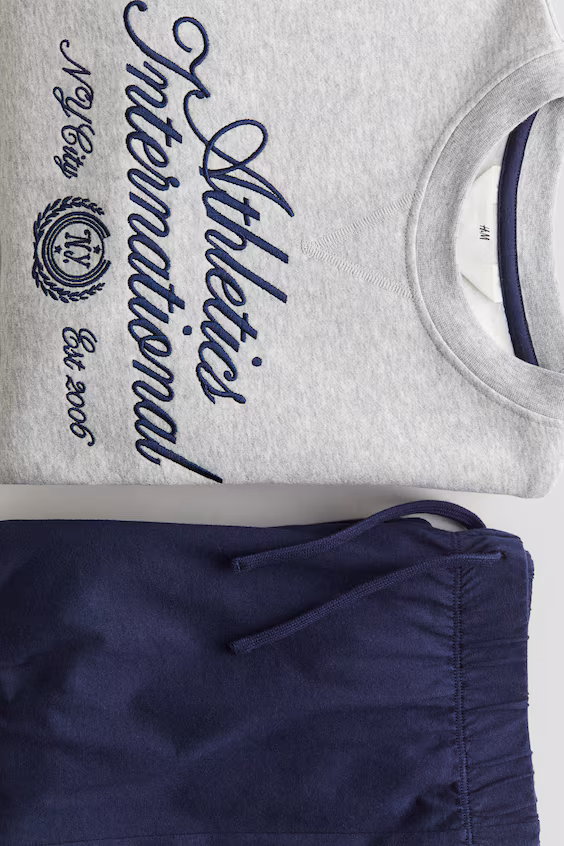 Комфортабельный комплект свитшота и джоггеров