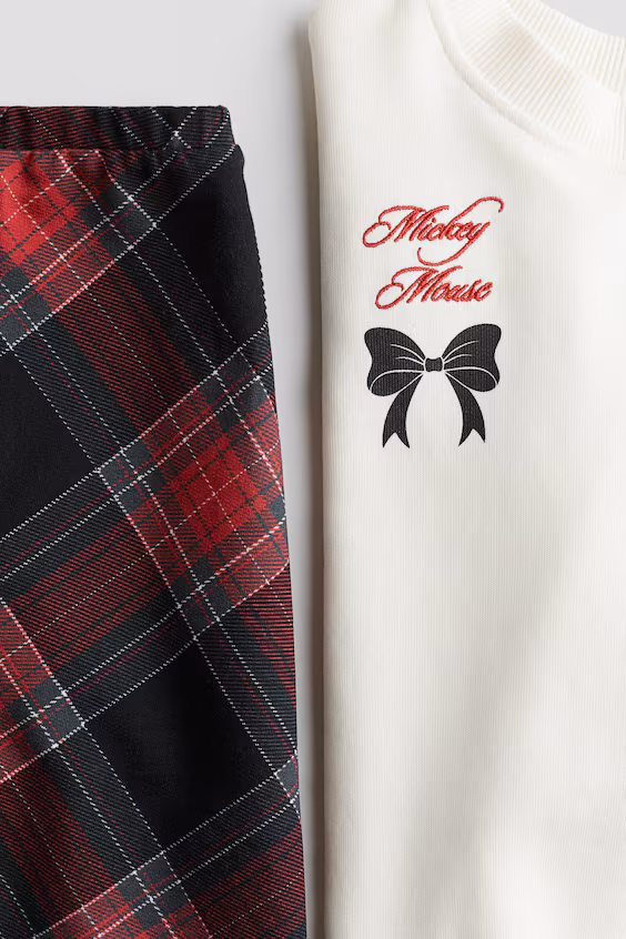 Conjunto из свитера и юбки