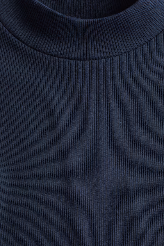 Платье из рубчика с воротником-стойкой