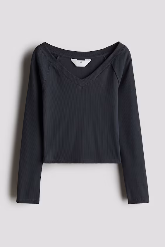 Свитер в рубчик с декольте лодочкой