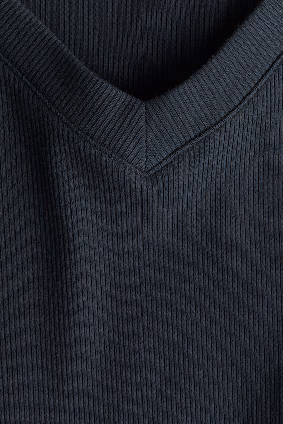 Свитер в рубчик с декольте лодочкой