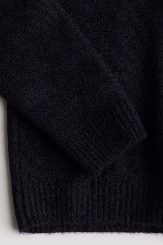 Свитер с капюшоном из тонкого вязаного полотна