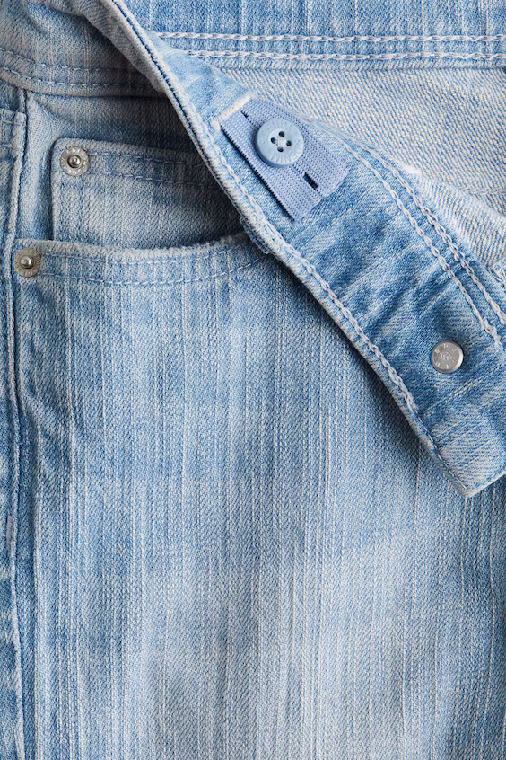 Джинсы slim fit с расклешенными штанинами