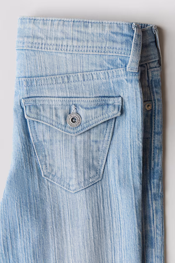 Джинсы slim fit с расклешенными штанинами