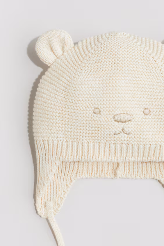 Шапка из вязаного хлопка с завязками