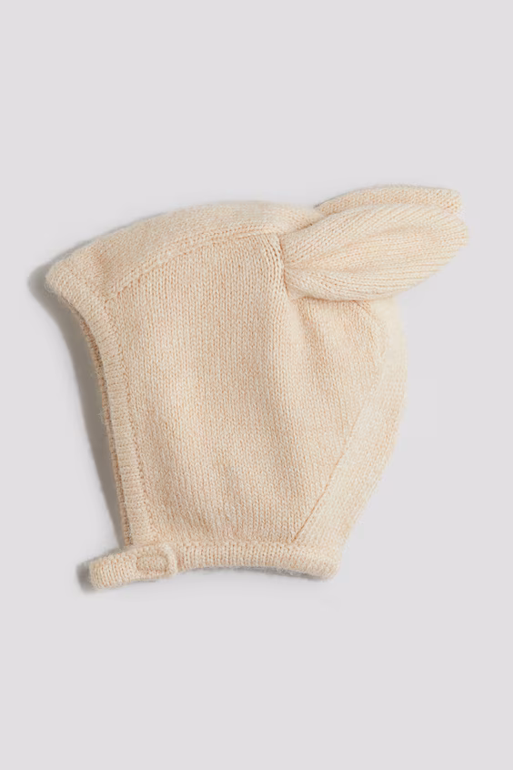 Шапка с аппликациями