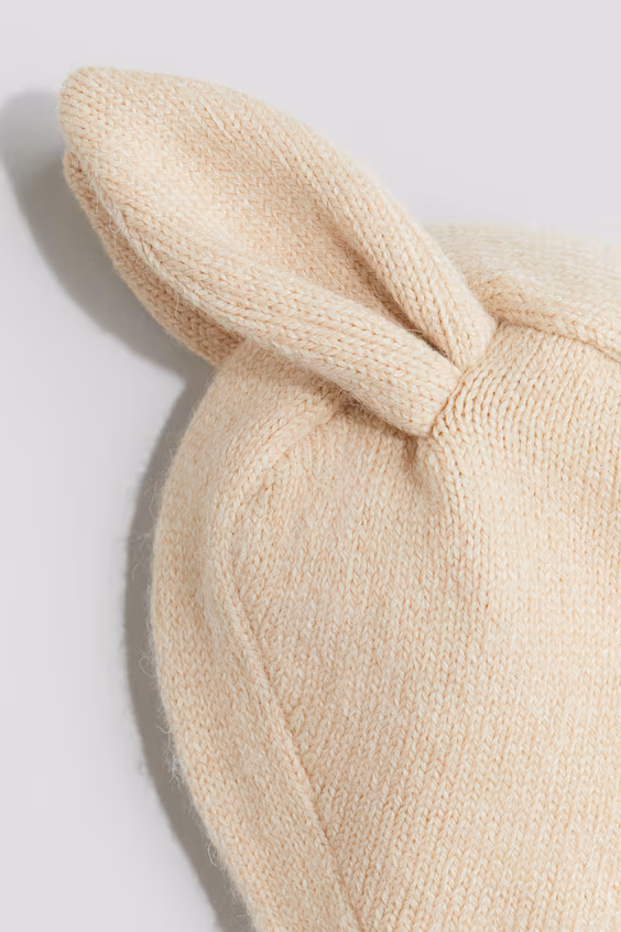 Шапка с аппликациями