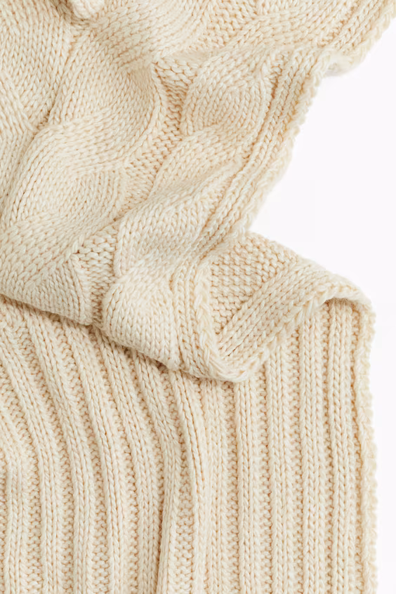 Шарф из мягкой вязаной ткани с плетеным узором