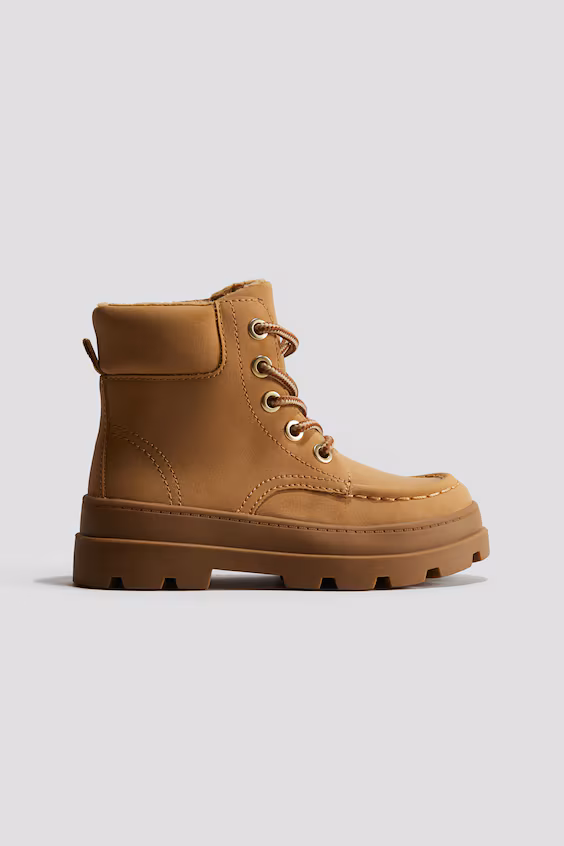 Ботинки на шнуровке