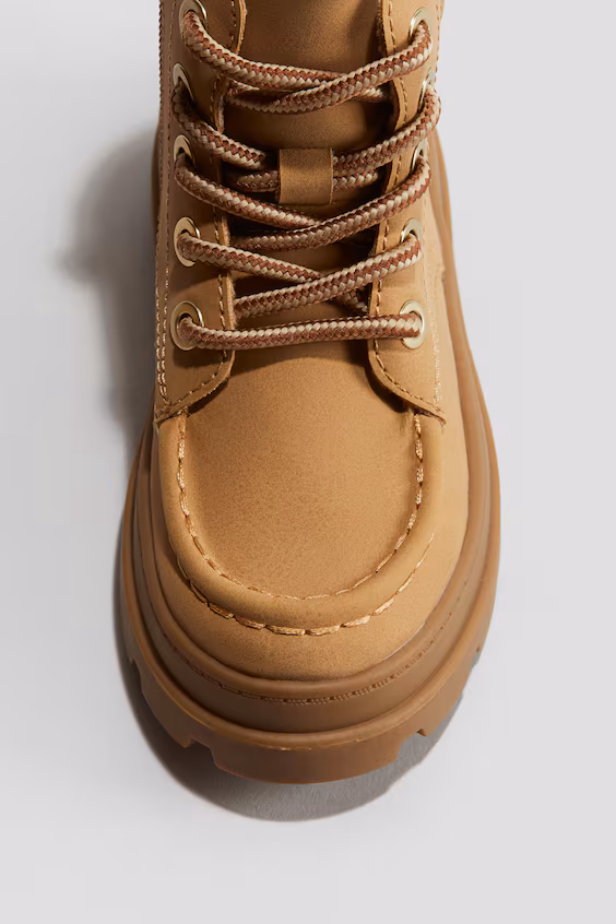 Ботинки на шнуровке