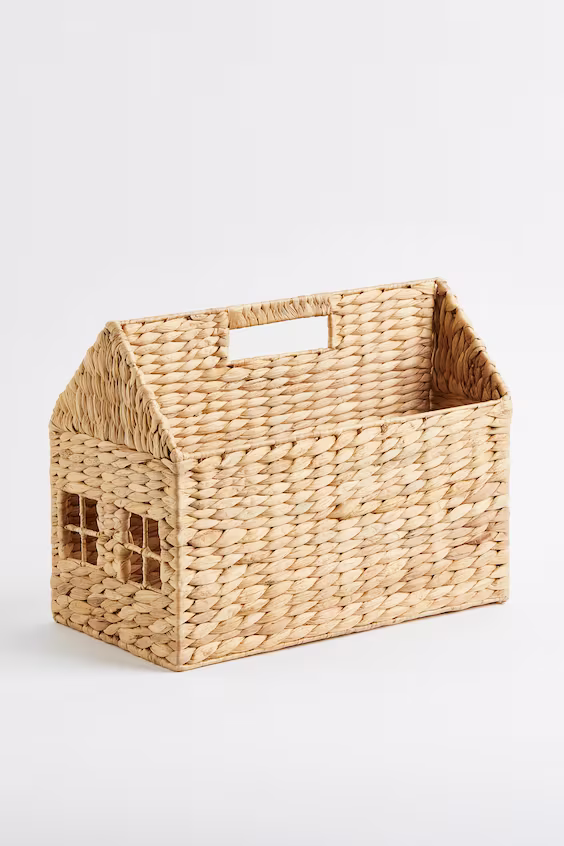 Плетеная корзина для книг