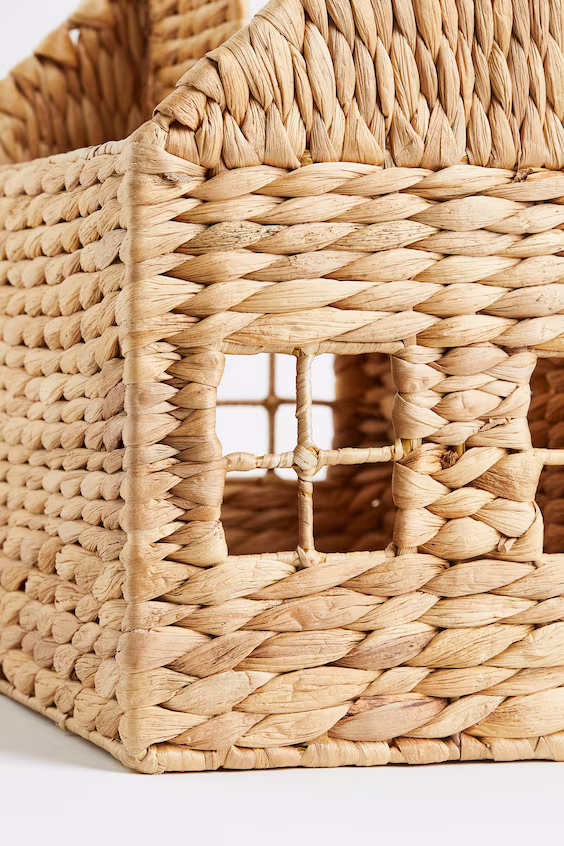 Плетеная корзина для книг