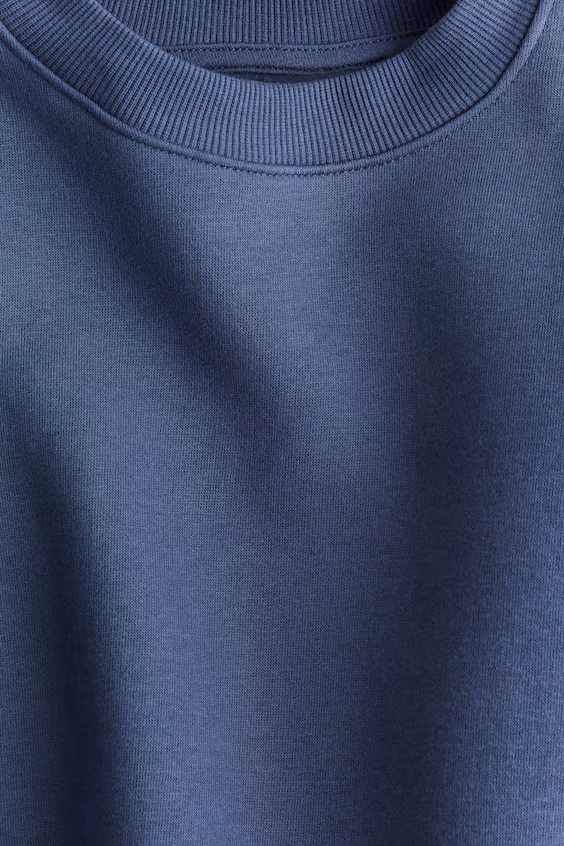 Свитшот оверсайз с круглым вырезом