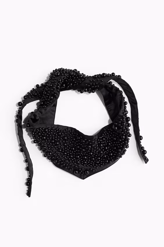 Платок из атласа с бисером